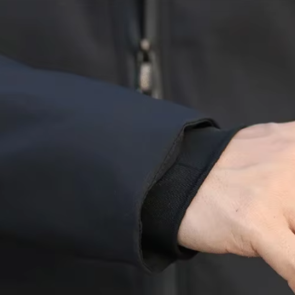 Gary – Sleek Hooded Windbreaker